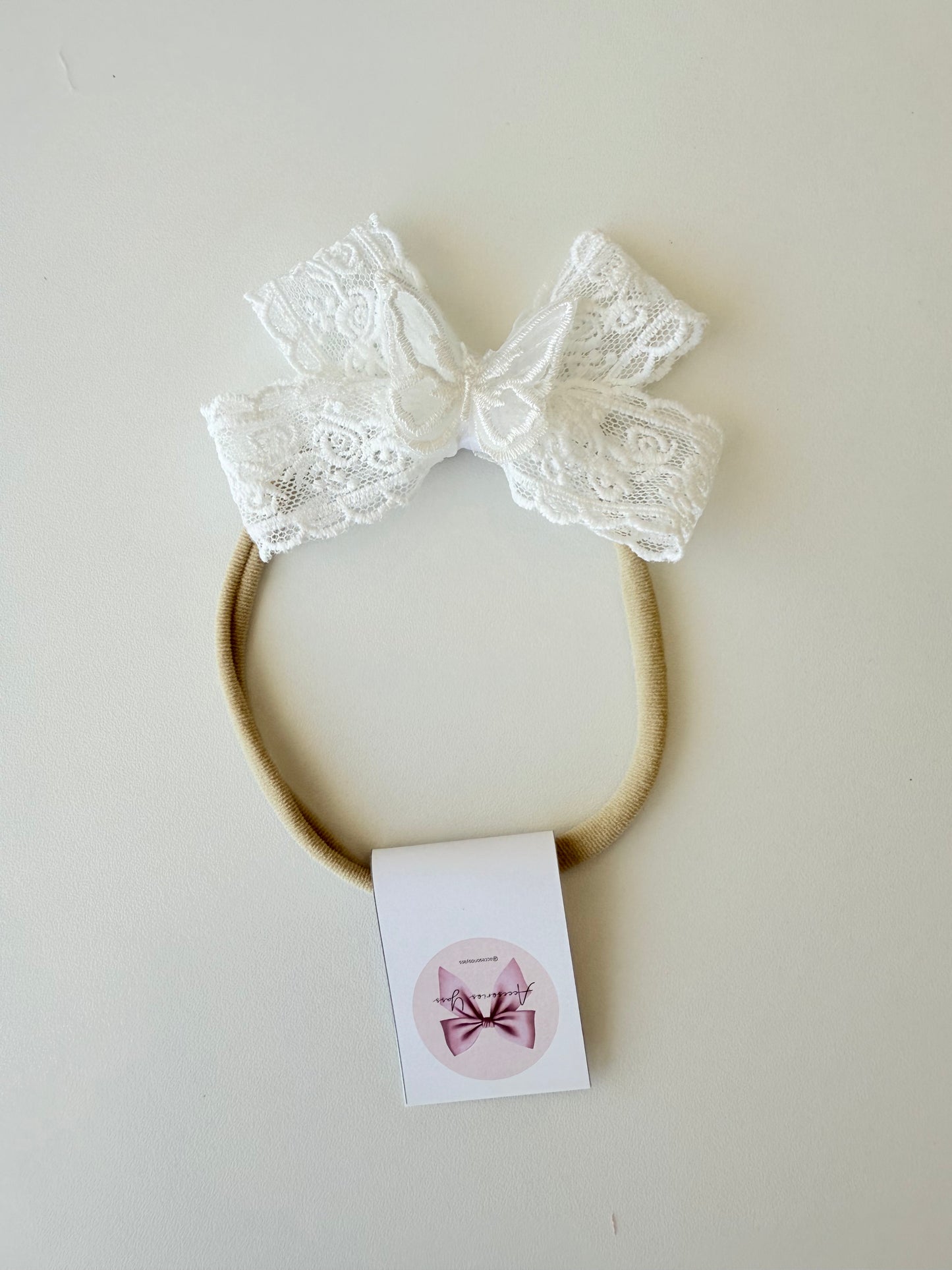 Bandita de encaje con mariposa