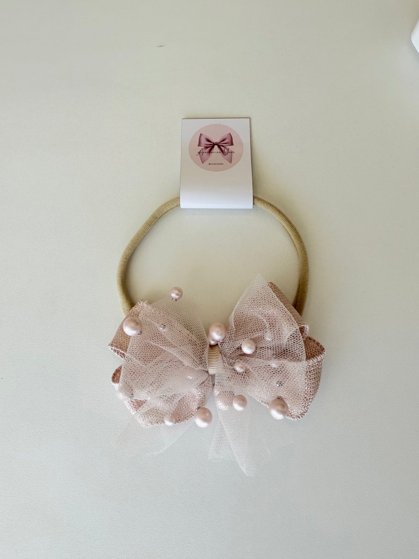 Bandita rosa moño con tul y perlas