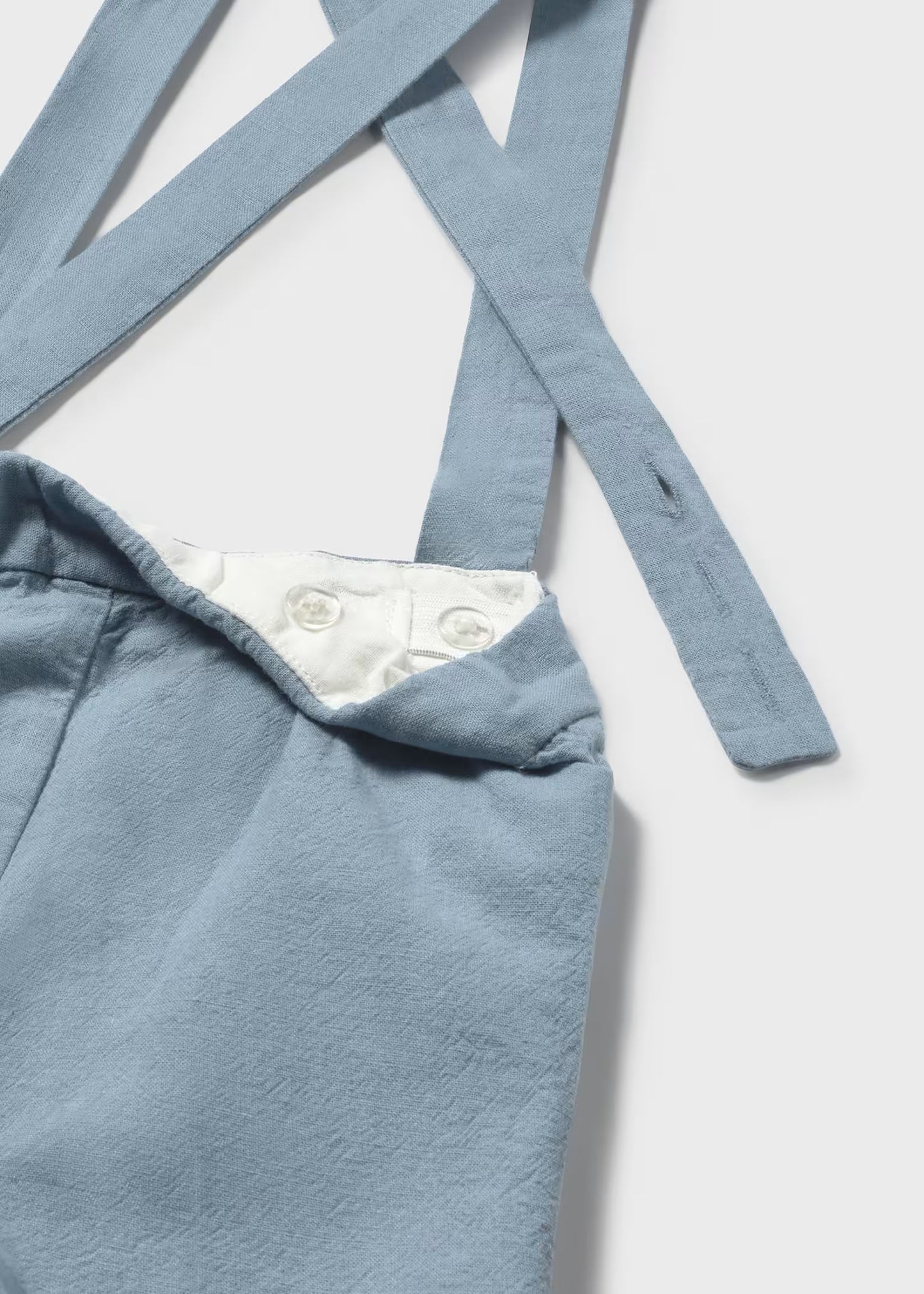 Conjunto short y camisa formal con corbatin