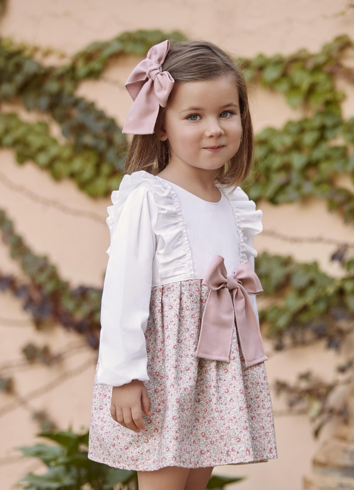 Vestido de flores con volantes y lazo
