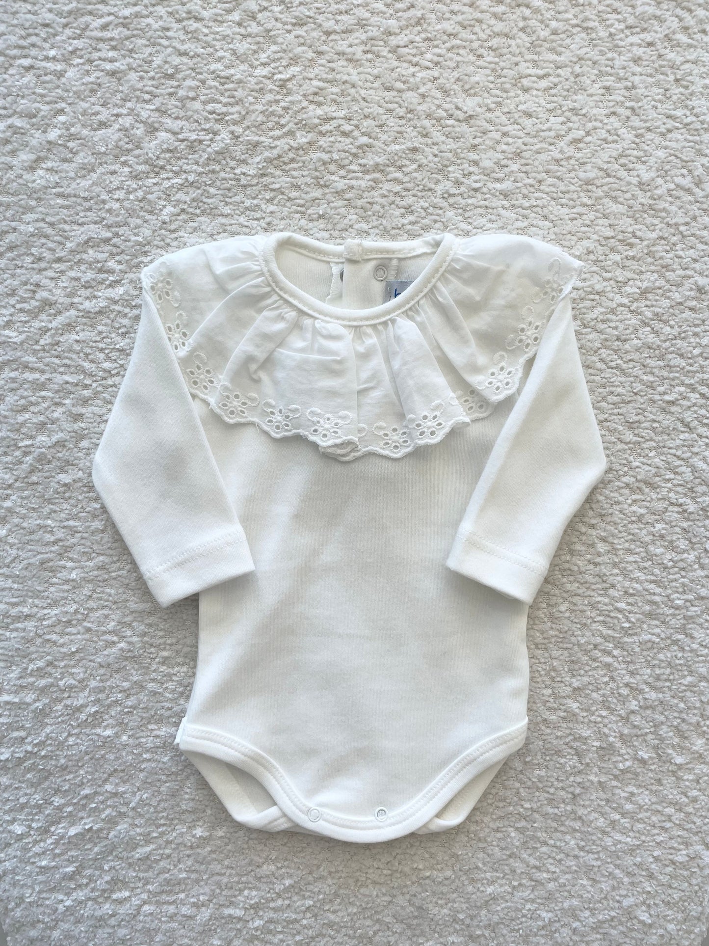 Body con cuello olan bordado manga larga