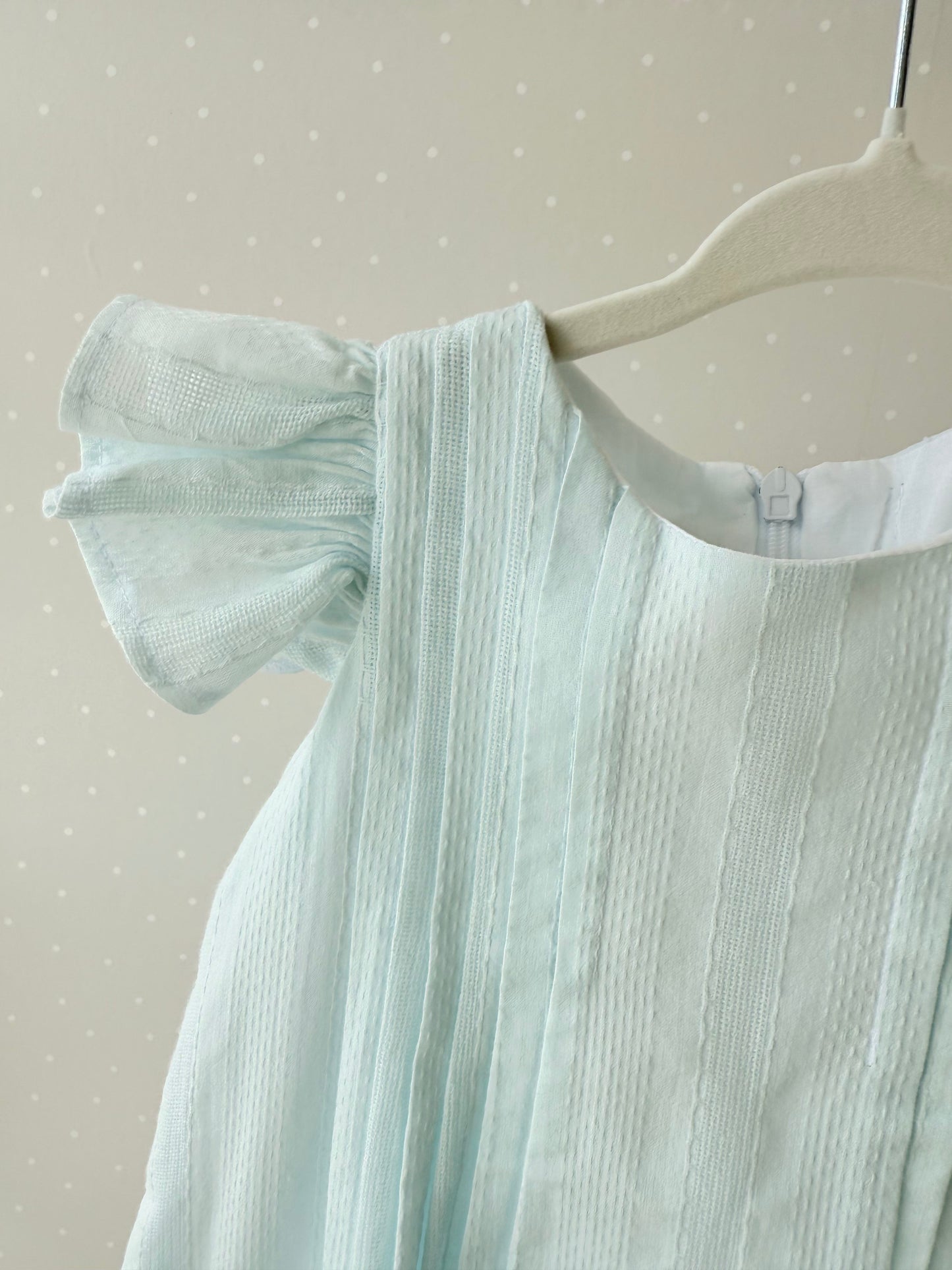 Vestido plisado azul con blanco