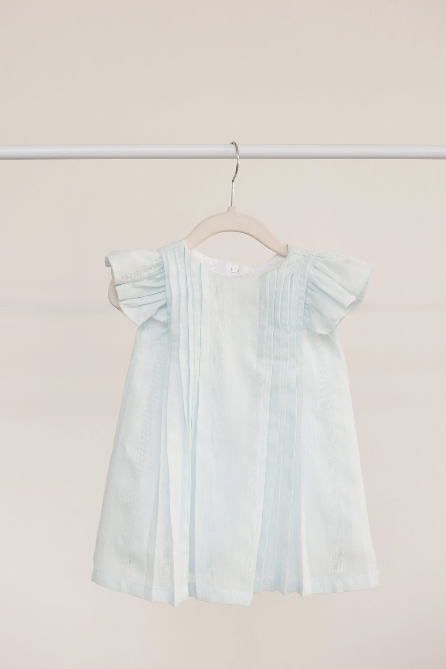 Vestido plisado azul con blanco
