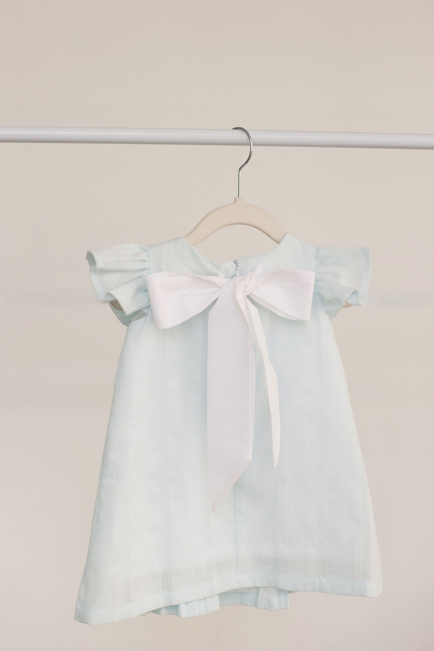 Vestido plisado azul con blanco