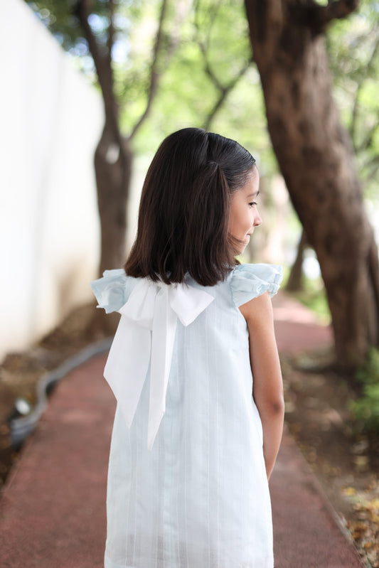 Vestido plisado azul con blanco