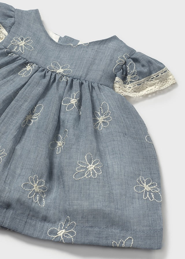 Vestido con cubrepañal bordado