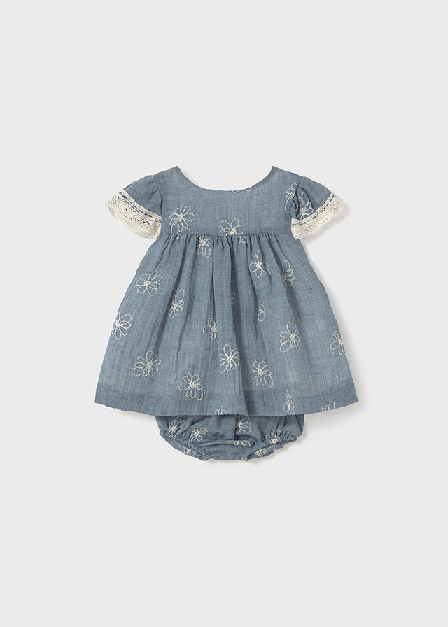 Vestido con cubrepañal bordado