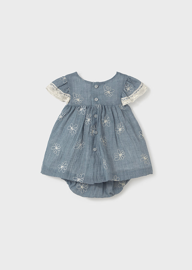 Vestido con cubrepañal bordado