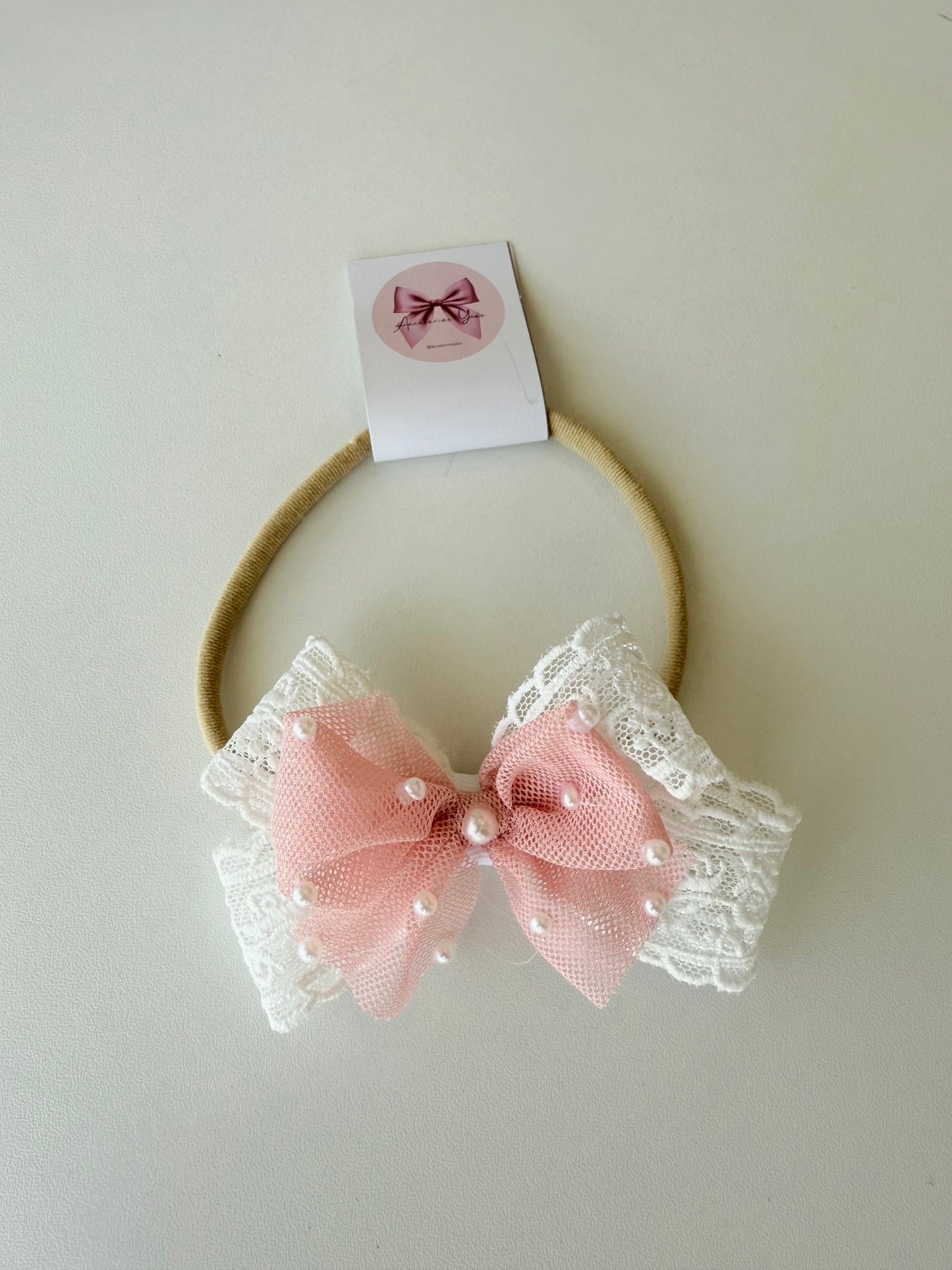 Bandita moño de encaje con tul y perlas