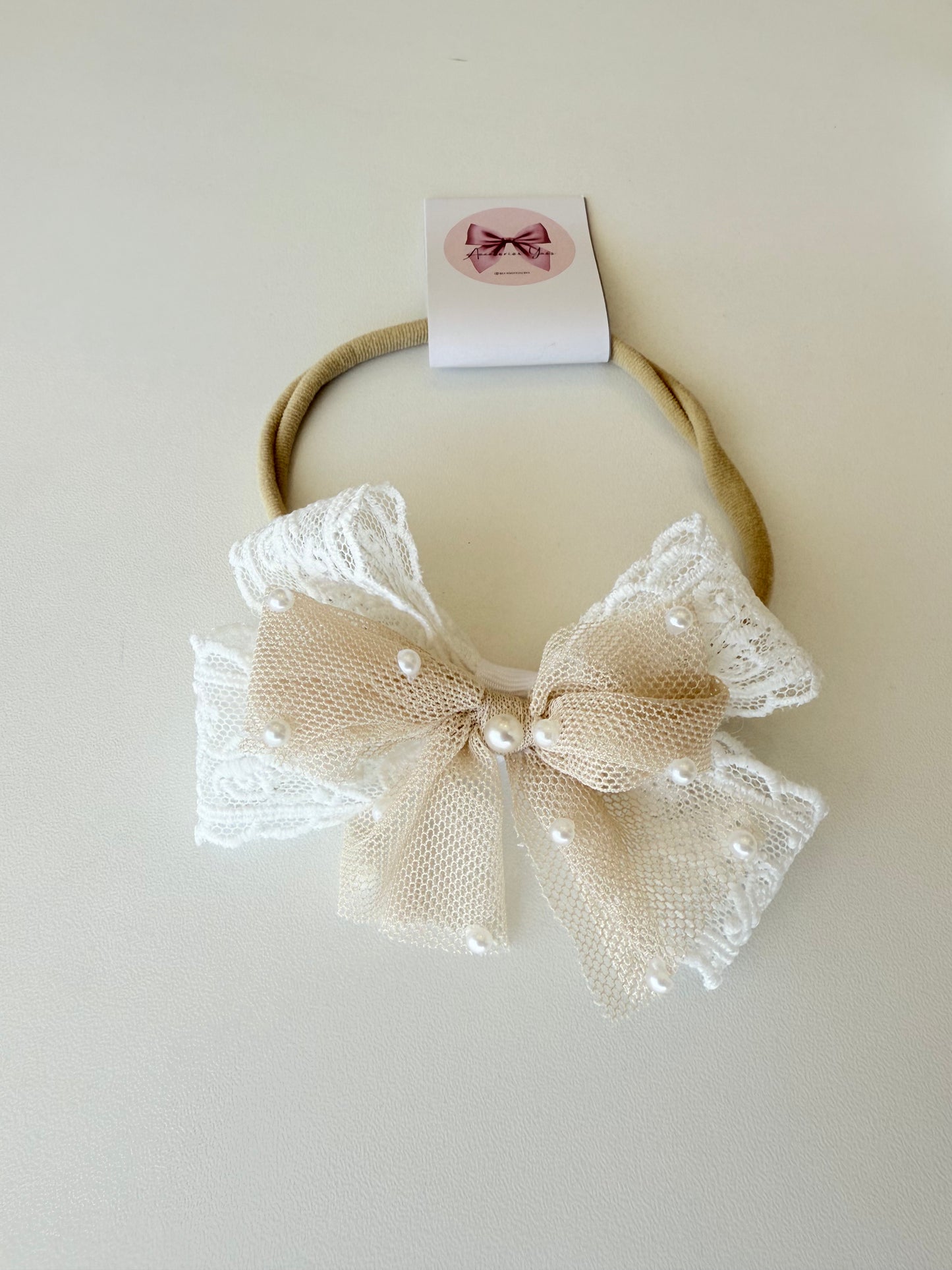 Bandita moño de encaje con tul y perlas