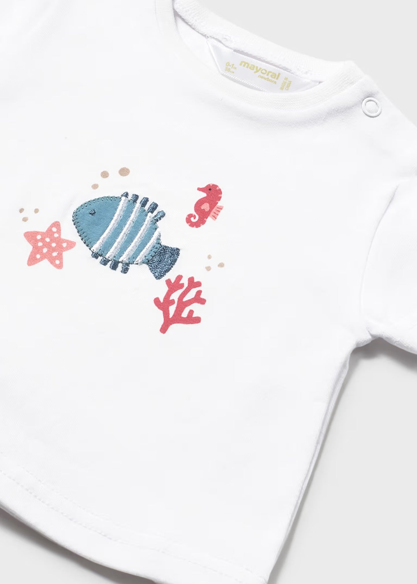 Traje de baño con camiseta y gorro