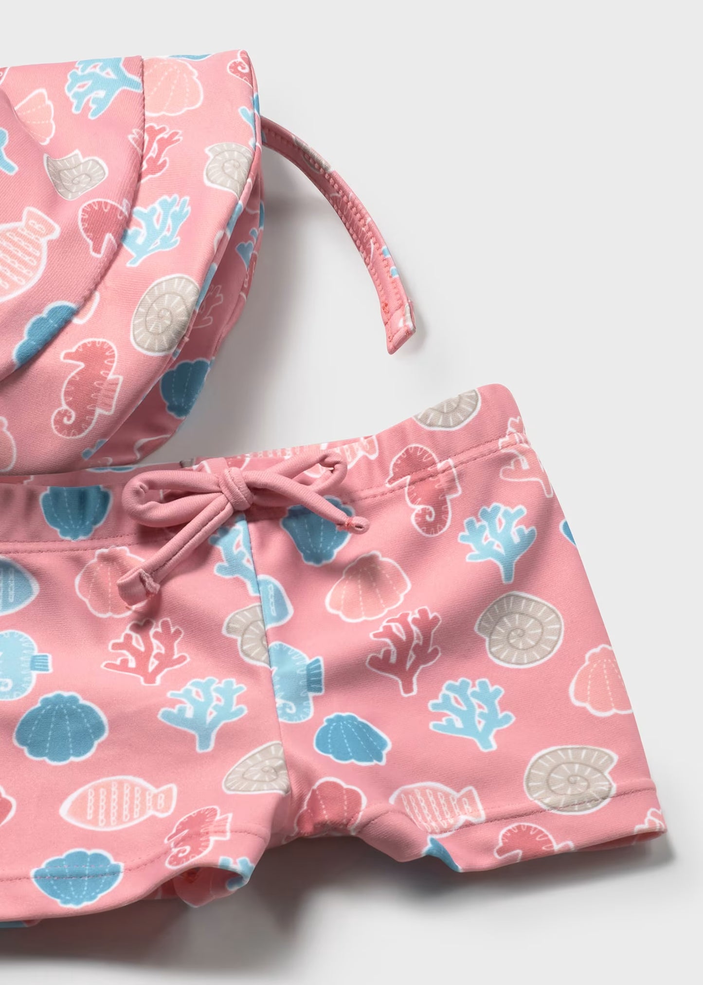 Traje de baño con camiseta y gorro
