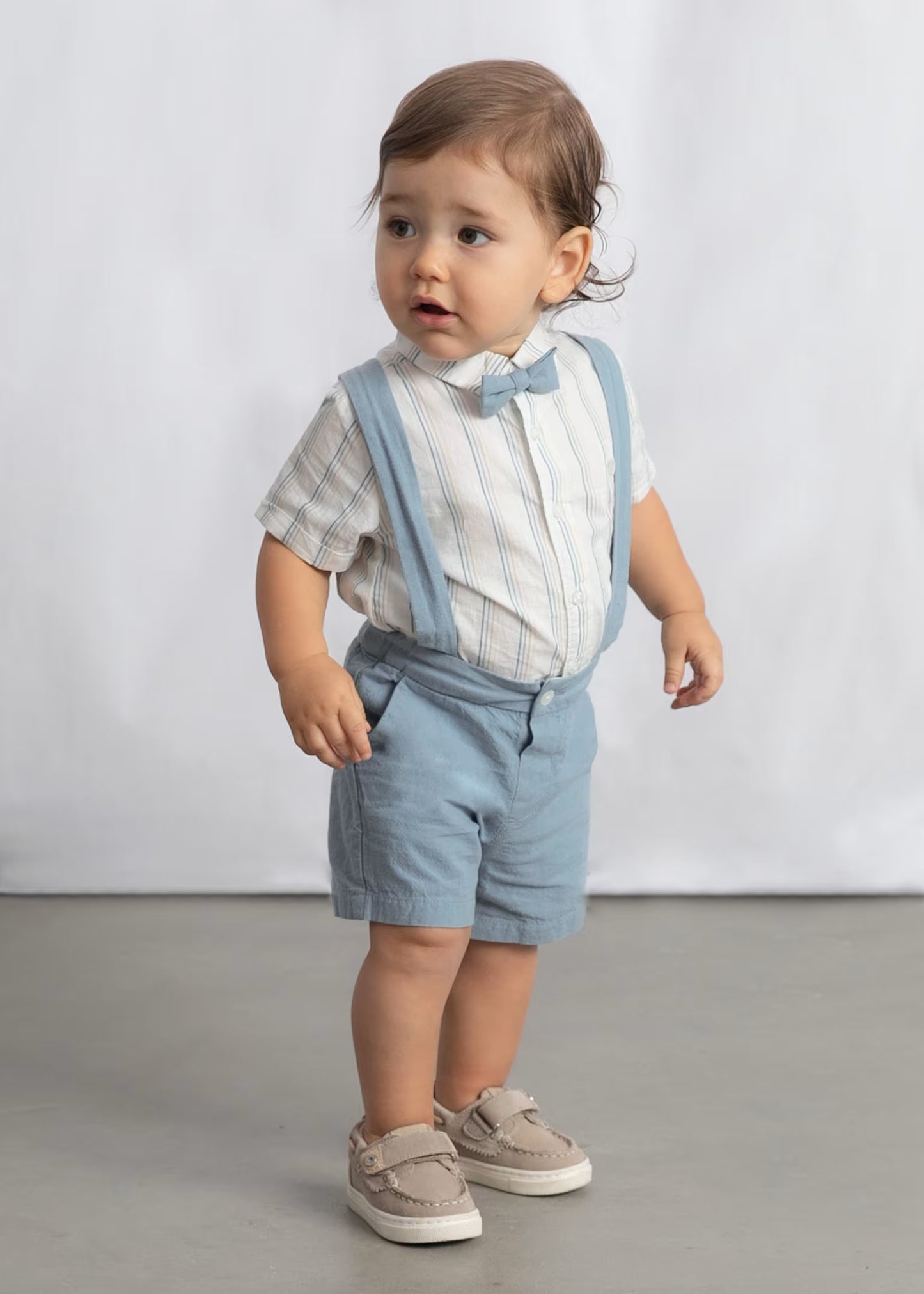 Conjunto short y camisa formal con corbatin