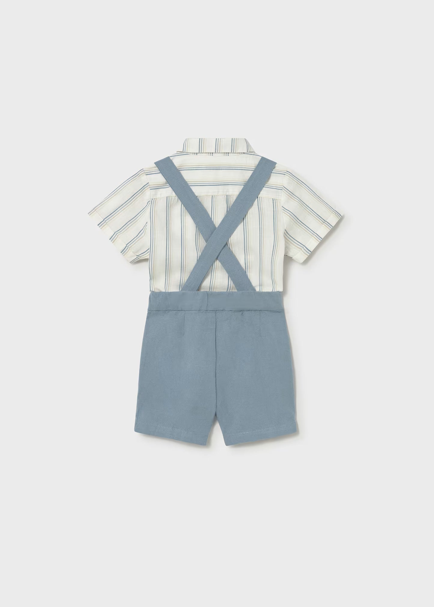 Conjunto short y camisa formal con corbatin
