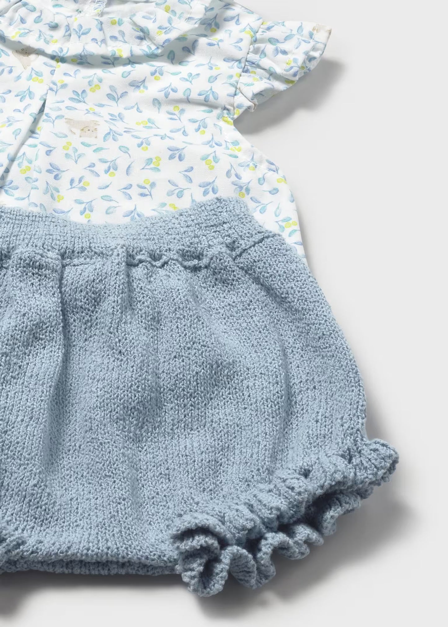 Conjunto con cubrepañal y blusa olan