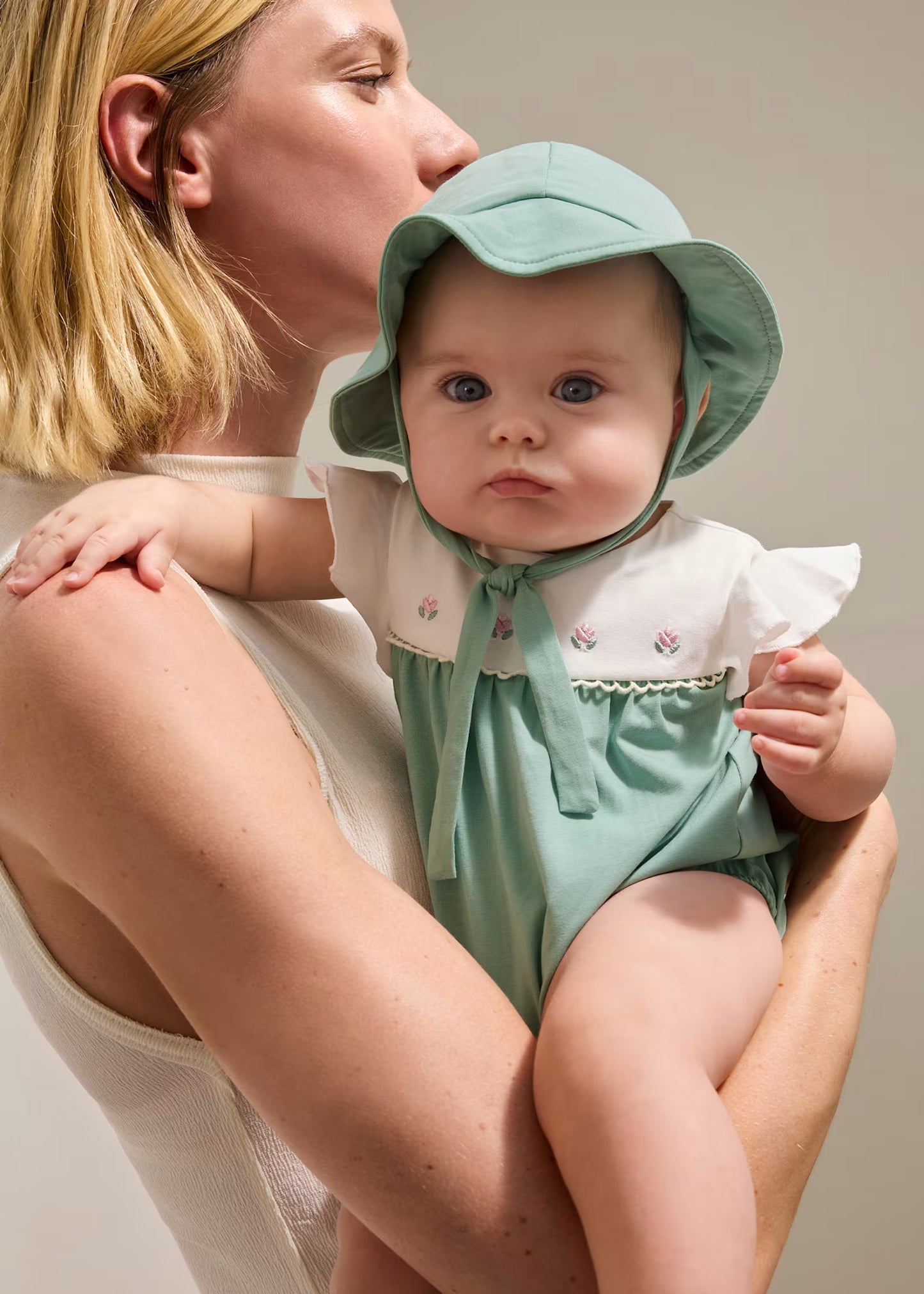 Pelele de flores con gorro
